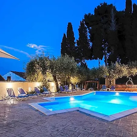 Olive Grove Poolside מלון דירות 4*