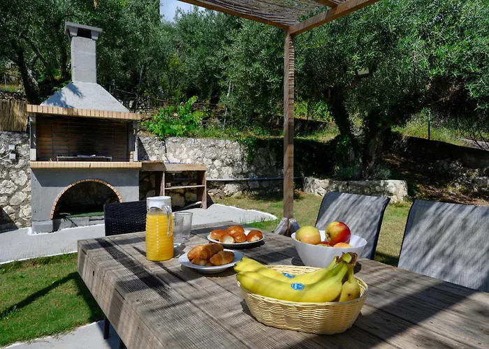 מלון דירות Olive Grove Poolside 3*